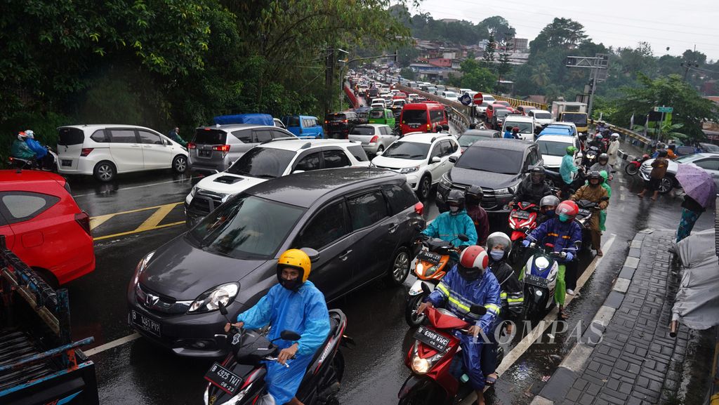 Situasi Jalan Raya Puncak di Gadog, Kabupaten Bogor, Jawa Barat, terlihat padat kendaraan saat libur panjang akhir bulan Oktober, Sabtu (31/10/2020).