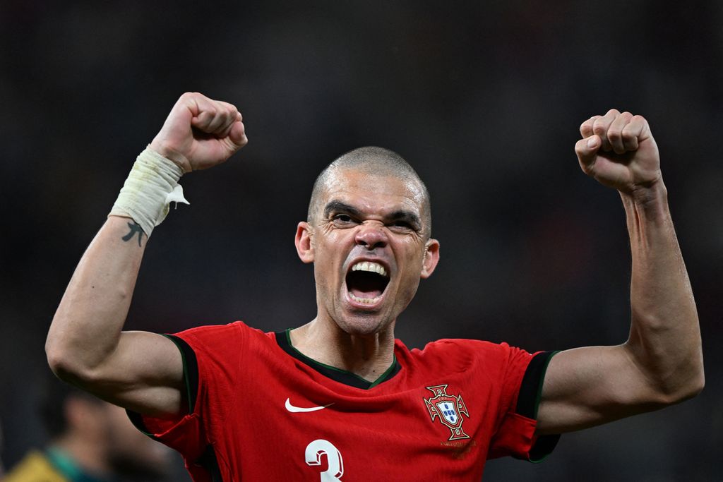 Bek tengah Portugal Pepe melakukan selebrasi di lapangan seusai laga Grup F Piala Eropa 2024 melawan Ceko di Leipzig, Jerman, Rabu (19/6/2024) dini hari WIB. Dengan usia 41 tahun, Pepe menjadi pemain tertua di Euro 2024.