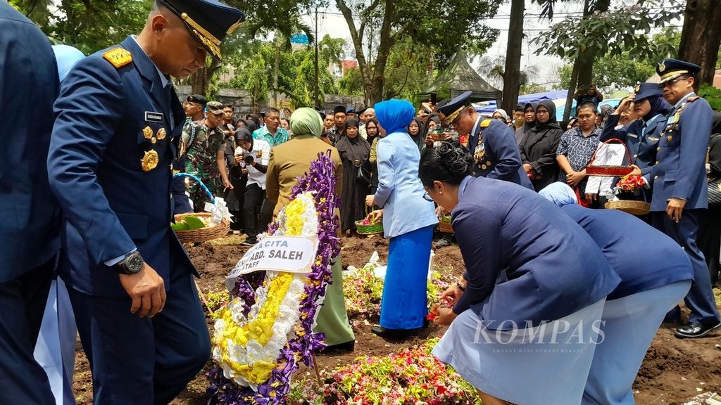Suasana tabur bunga saat pemakaman secara militer tiga korban kecelakaan dua pesawat Super Tucano di Taman Makam Pahlawan Suropati, Kota Malang, Jawa Timur, Jumat (17/11/2023).