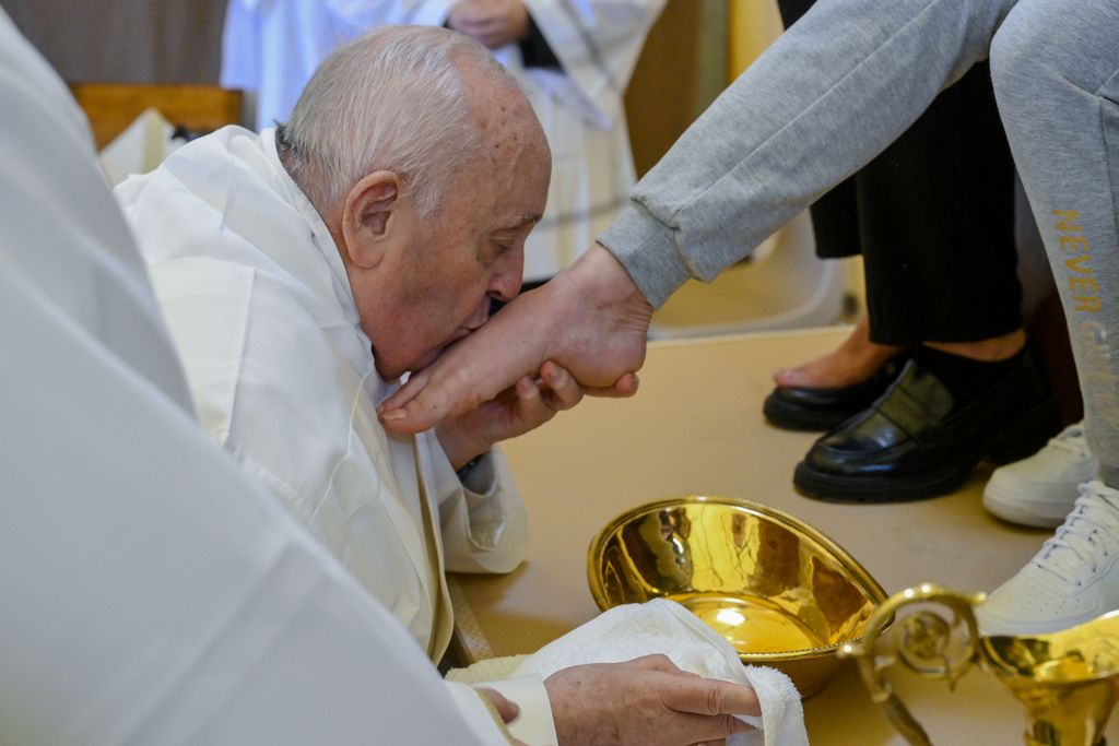 Paus Fransiskus mencium kaki seorang wanita narapidana di penjara Rebibbia di pinggiran kota Roma pada Kamis Putih, 28 Maret 2024. Ritual ini dimaksudkan untuk menekankan panggilan pelayanan dan kerendahan hati.