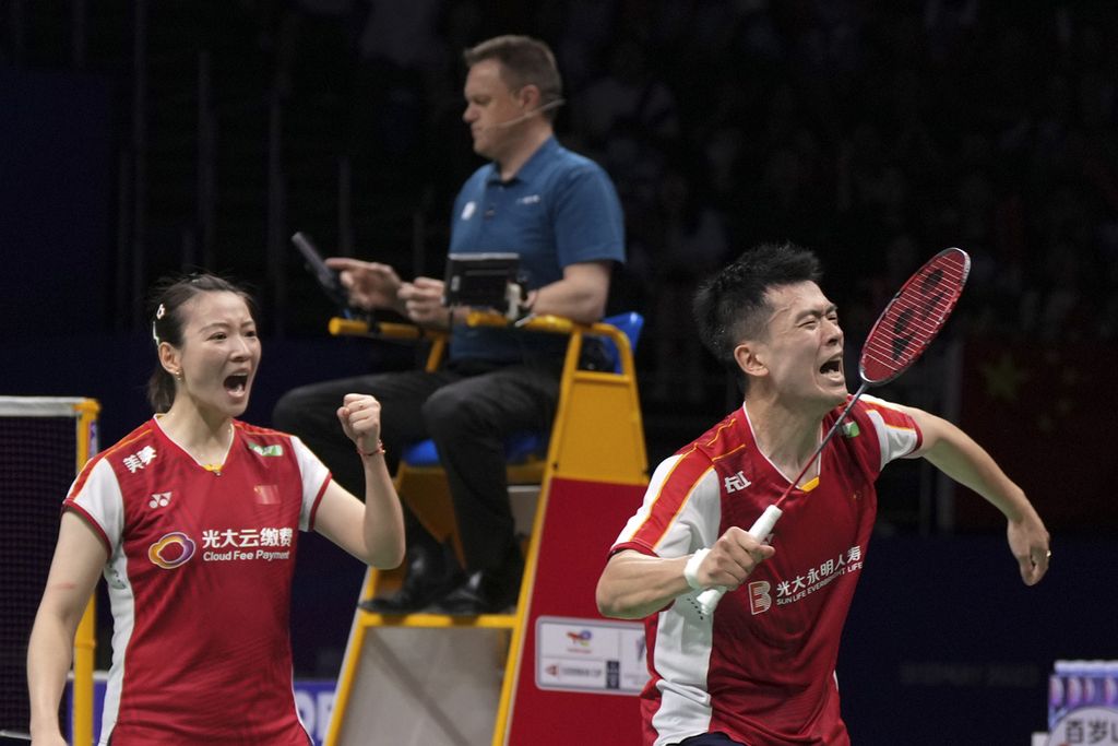 Zheng Siwei (kanan) dan Huang Yaqiong meluapkan kegembiraan setelah mengalahkan Seo Seung-jae/ Chae Yu-jung pada partai pertama final Piala Sudirman 2023 di Suzhou, China, Minggu (21/5/2023).
