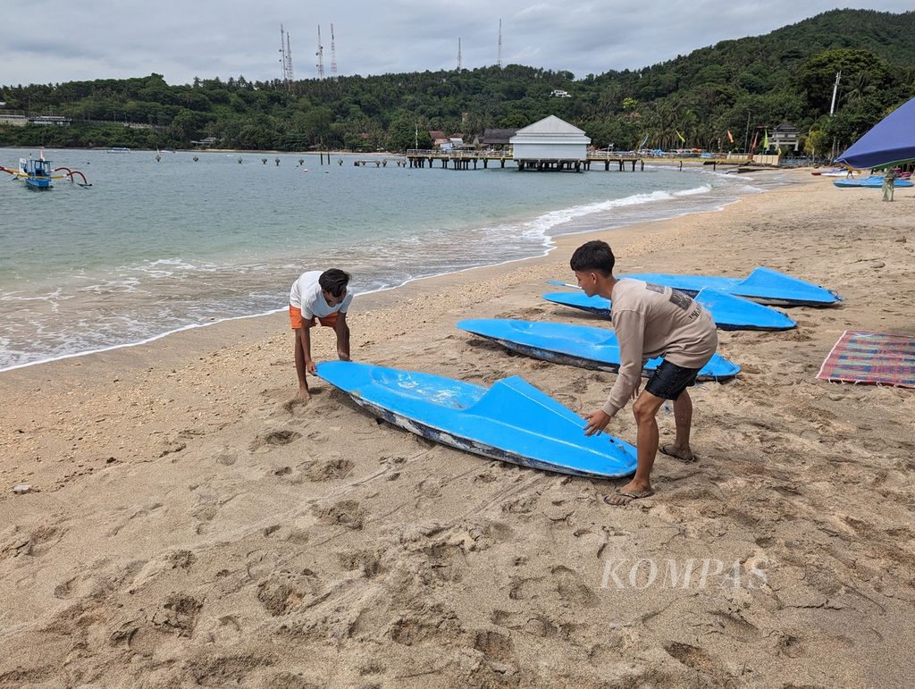 Pemilik penyewaan kano mempersiapkan kano mereka di Pantai Senggigi, Batulayar, Lombok Barat, Nusa Tenggara Barat, Senin (26/12/2022). 