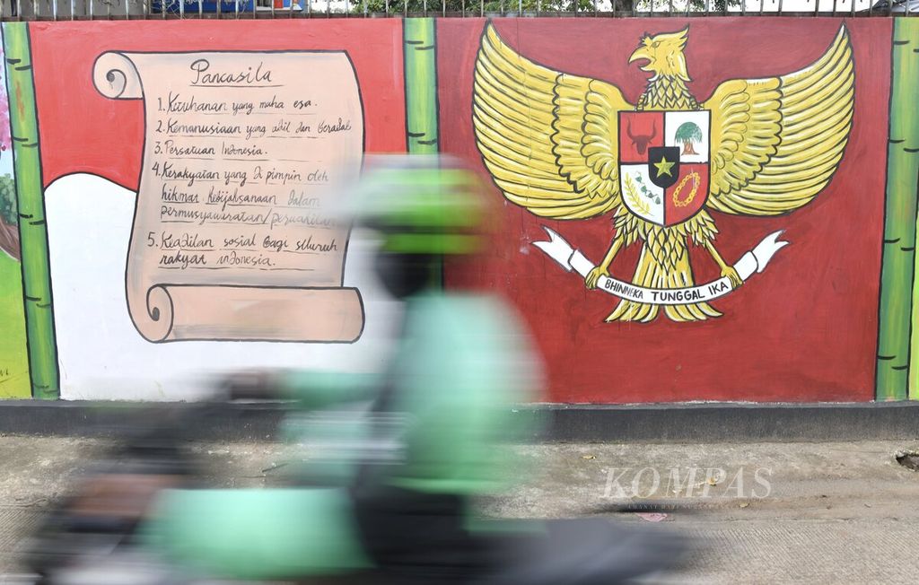 Mural bertema Pancasila tergambar di sekitar permukiman warga di kawasan Pinang, Kota Tangerang, Banten, Sabtu (5/6/2021). Indonesia memiliki keragaman suku, budaya, bahasa, dan agama yang harus dijaga dan dirawat bersama.