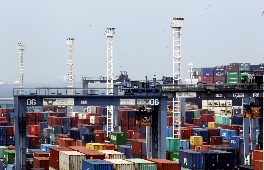 Aktivitas bongkar muat di pelabuhan peti kemas Jakarta International Container Terminal, Tanjung Priok, Jakarta Utara, Selasa (11/11/2019). 