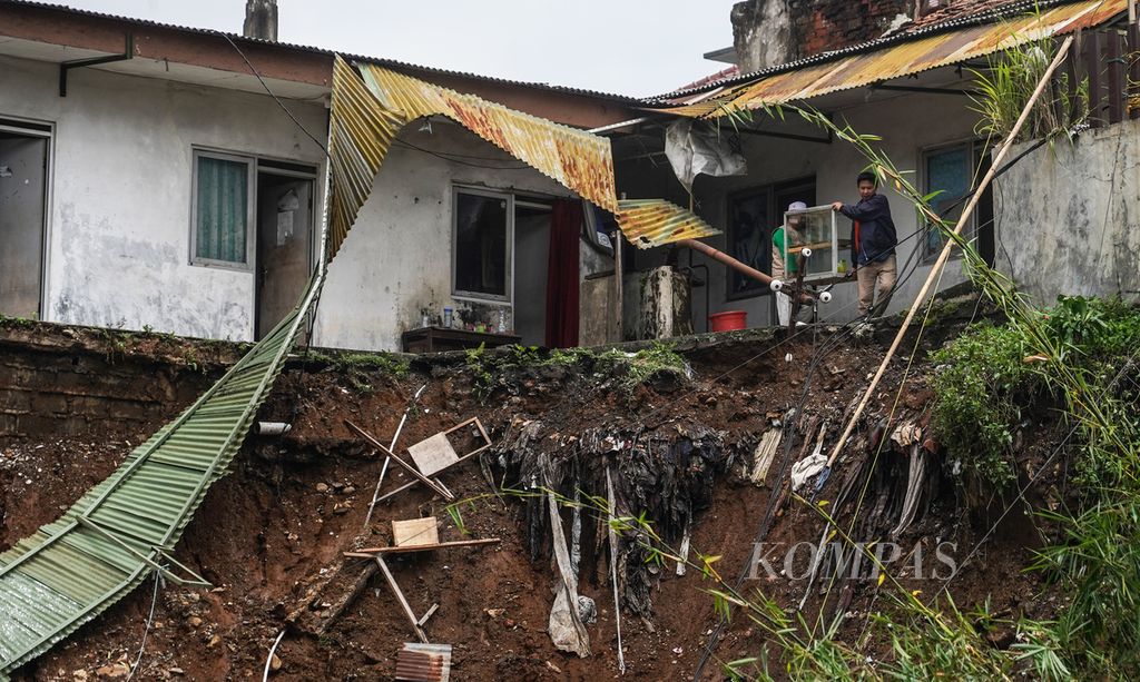 Warga yang terdampak menyelamatkan harta bendanya untuk dibawa mengungsi akibat longsor di Gang Barjo, Kebon Kalapa, Kota Bogor, Jawa Barat, Kamis (12/10/2022). Musibah longsor yang terjadi pada Rabu (12/10/2022) petang ini mengakibatkan delapan warga tertimbun. Dari 8 warga yang menjadi korban musibah ini, 1 orang tewas, 4 orang luka-luka, dan 3 orang masih dalam pencarian karena tertimbun longsoran. Hujan lebat yang mengguyur Kota Bogor pada Selasa (11/10/2022) dan Rabu (12/10) menyebabkan 24 titik di wilayah Kota Bogor mengalami longsor, termasuk musibah yang terjadi di Kebon Kalapa ini. 