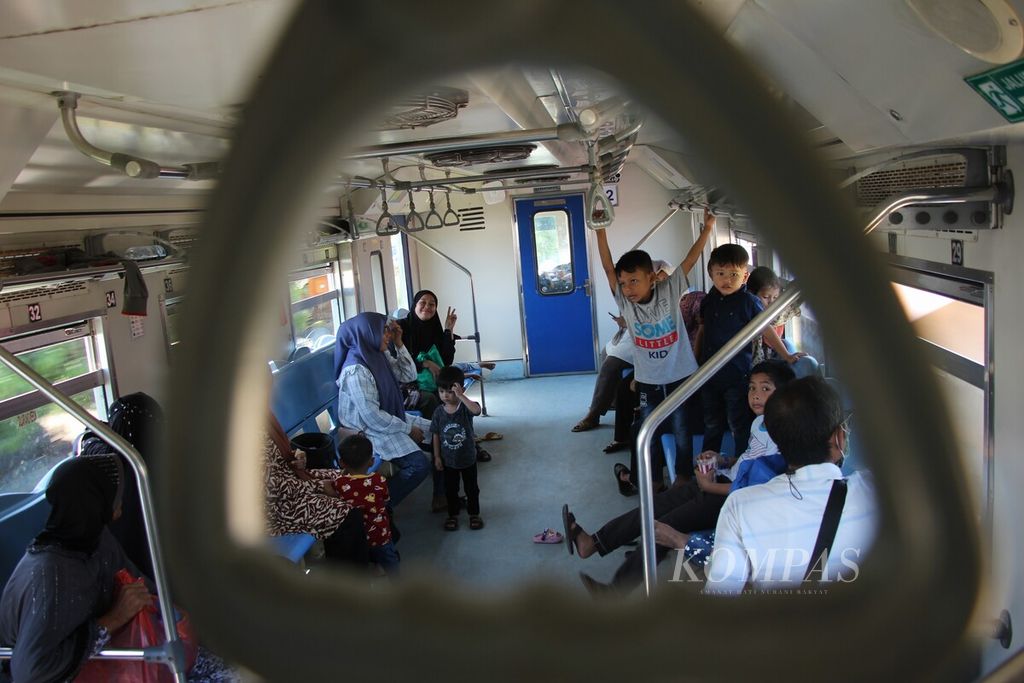 Bagi warga Aceh Utara, Bireuen, dan sekitarnya, naik kereta api menjadi pengalaman baru. Harga tiket hanya Rp 2.000 sekali jalan. Sebagian orang menjadikan aktivitas tersebut sebagai hiburan. 