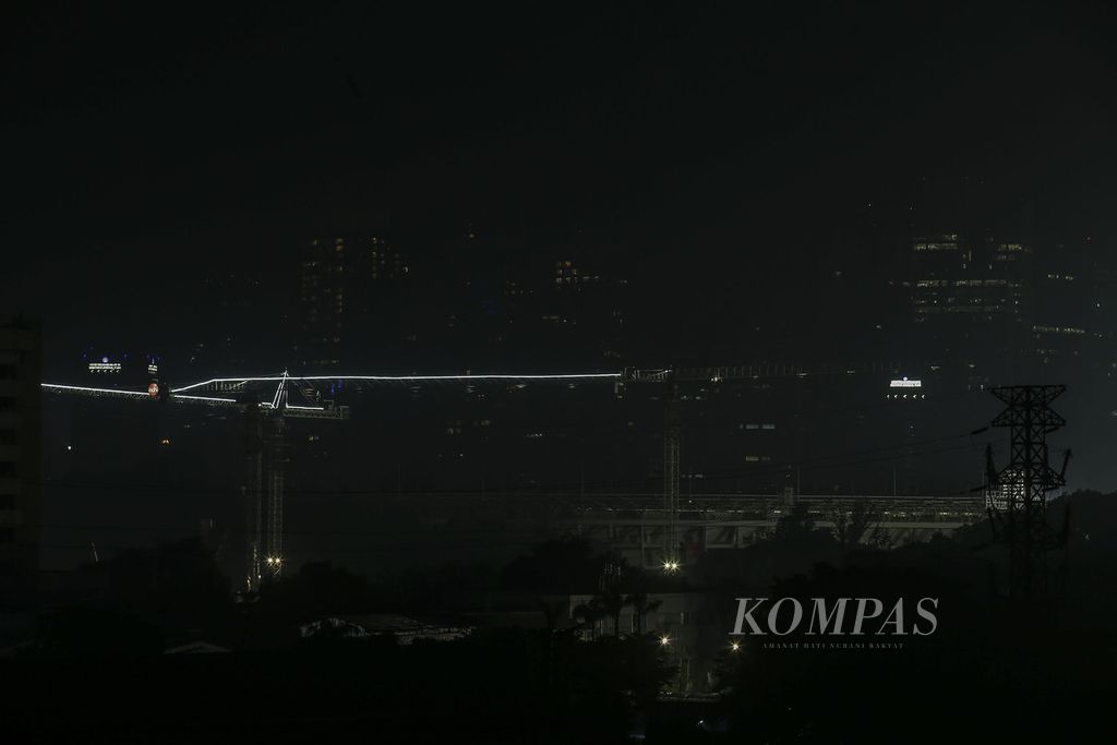 Gedung-gedung di sepanjang Jalan Sudirman, Jakarta, setelah dipadamkan untuk peringatan Earth Hour 2022, Sabtu (26/3/2022). 
