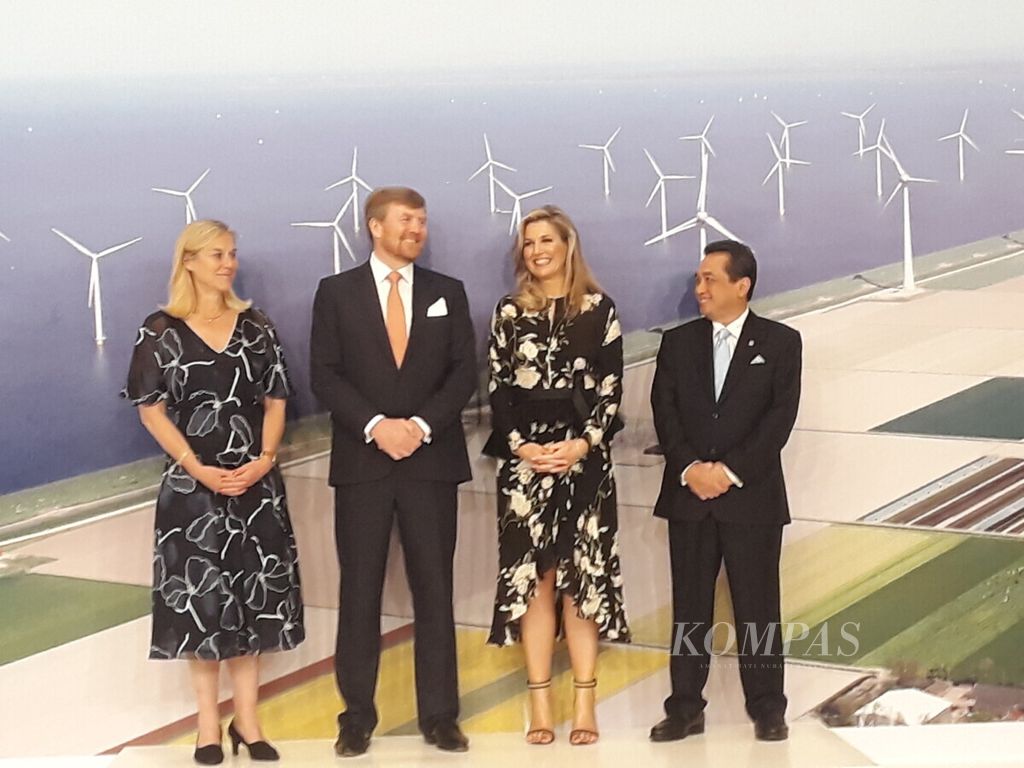 Raja Belanda Willem-Alexander (ketiga dari kanan) bersama istrinya Ratu Belanda Maxima (kedua dari kanan), berfoto bersama Menteri Perdagangan RI Agus Suparmanto (paling kanan), dan Menteri Perdagangan Luar Negeri dan Pengembangaan Kooperasi Belanda Sigrid Kaag (keempat dari kanan), pada acara Forum Bisnis Indonesia-Belanda di Jakarta, Selasa (10/3/2020). Pada acara ini mengemuka bahwa kedua negara sepakat untuk meningkatkan kerja sama di bidang ekonomi. 
