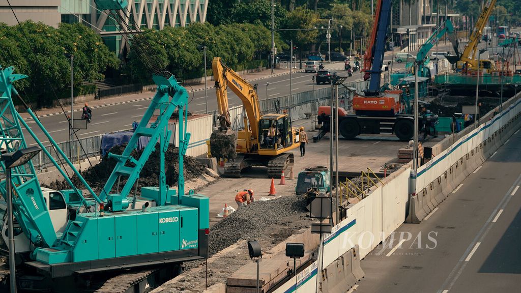 Alat berat dalam pembangunan proyek MRT fase 2 di Jalan Thamrin, Jakarta Pusat, Minggu (10/4/2022).