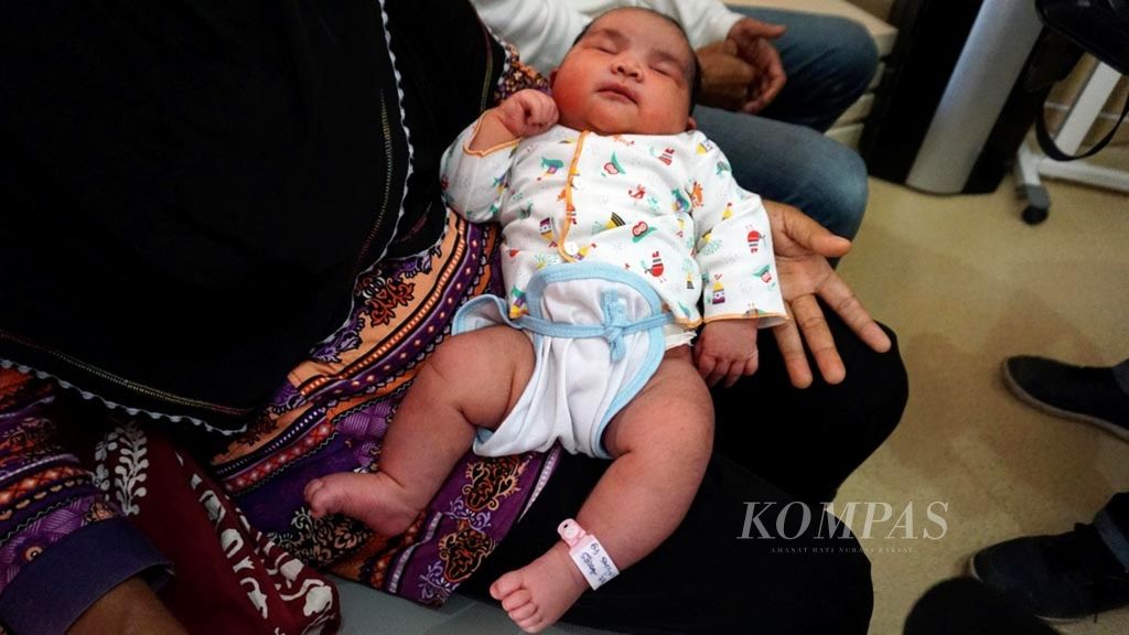 Bayi perempuan berbobot 5,8 kilogram dari pasangan Suyatno (36) dan Suryati (31) lahir di Rumah Sakit Umum Duta Mulya, Majenang, Cilacap, Jawa Tengah, Minggu (25/3/2018) malam. 