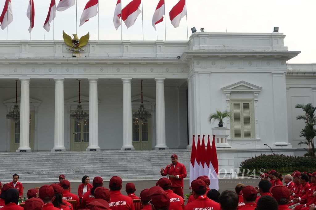Menteri Pemuda dan Olahraga Dito Ariotedjo saat memberikan laporan kepada Presiden Joko Widodo pada acara penerimaan dan pemberian bonus bagi para atlet ASEAN Para Games Tahun 2023 di halaman depan Istana Merdeka, Jakarta, Senin (3/7/2023).