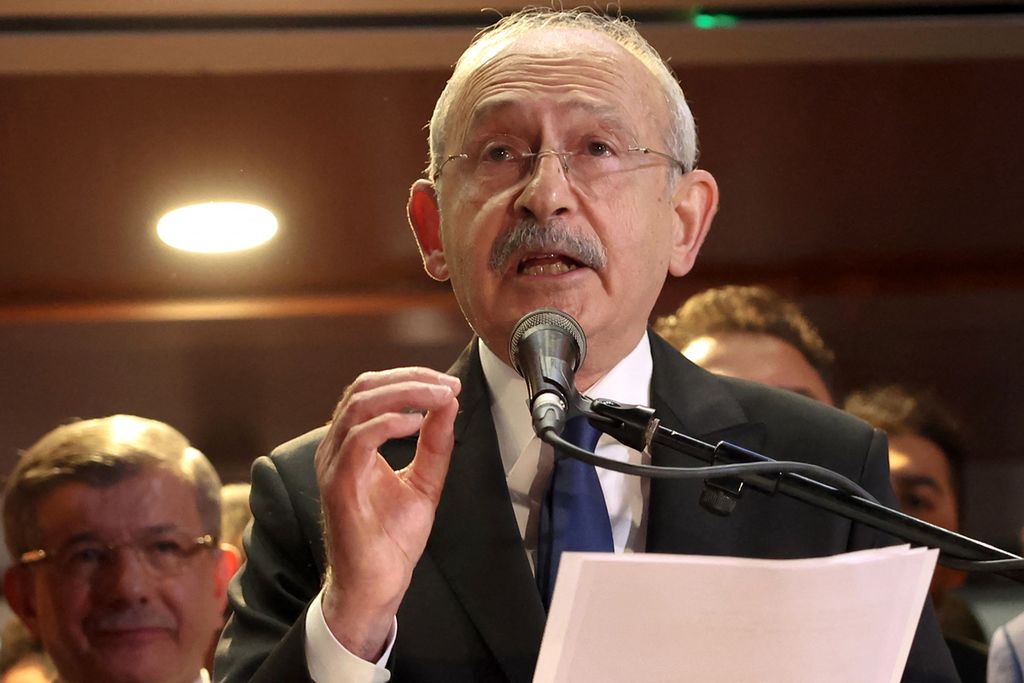  Kemal Kilicdaroglu pemimpin Partai Rakyat Republik (CHP) saat memberikan pidato setelah dicalonkan menjadi kandidat presiden dari kelompok oposisi, Senin (6/3/2023).