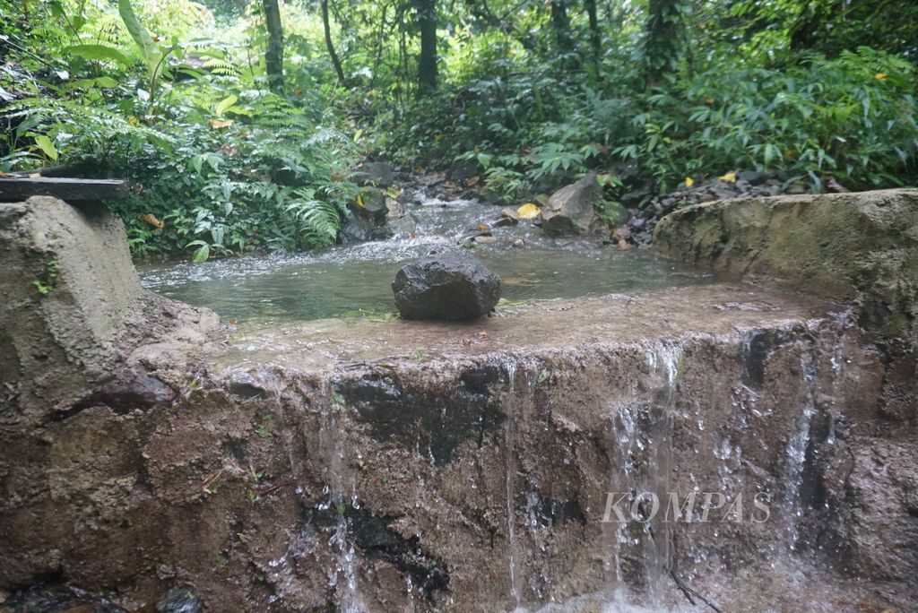 Air bersih mengalir melalui sebuah sungai kecil di wilayah yang bernama Dolipoga di Desa Mengkang, Kecamatan Lolayan, Bolaang Mongondow, Sulawesi Utara, Jumat (15/7/2022). Wilayah itu berada dalam kawasan hutan Taman Nasional Bogani Nani Wartabone.