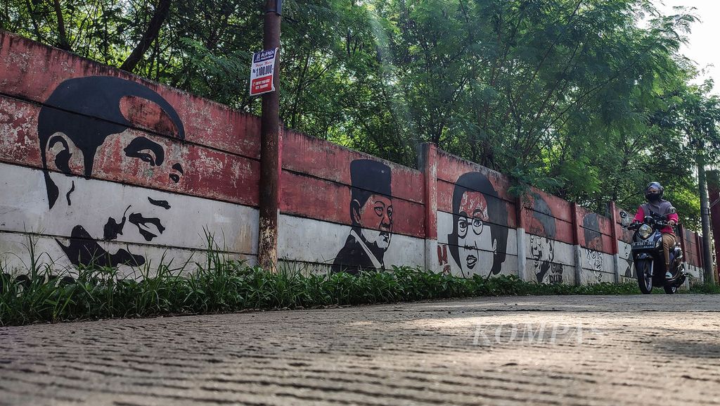 A mural of the president of the Republic of Indonesia from time to time is depicted in the Curug area, Depok, West Java, Sunday (19/6/2022).