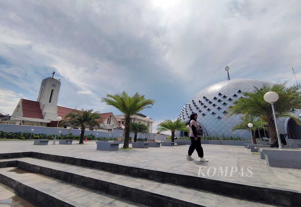 Masjid Kubah Timah (kanan) berdampingan dengan Gereja Protestan di Indonesia bagian Barat (GPIB) Maranatha Pangkal Pinang di Kota Pangkal Pinang, Provinsi Kepulauan Bangka Belitung, Jumat (26/4/2024). 