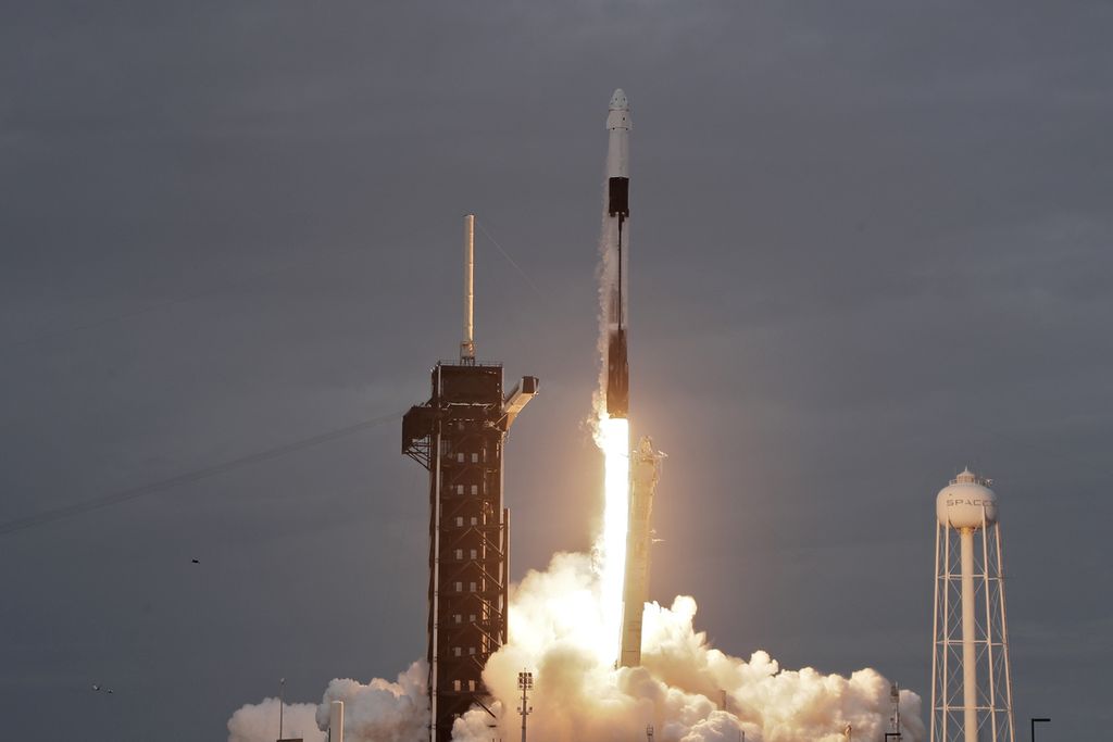 Roket milik SpaceX, Falcon 9, mengangkasa dari landas peluncuran 39-A Kennedy Space Center, 18 Januari 2024, di Cape Canaveral, Florida, AS. SpaceX masih menjadi penyedia jasa peluncuran satelit dengan biaya termurah. 