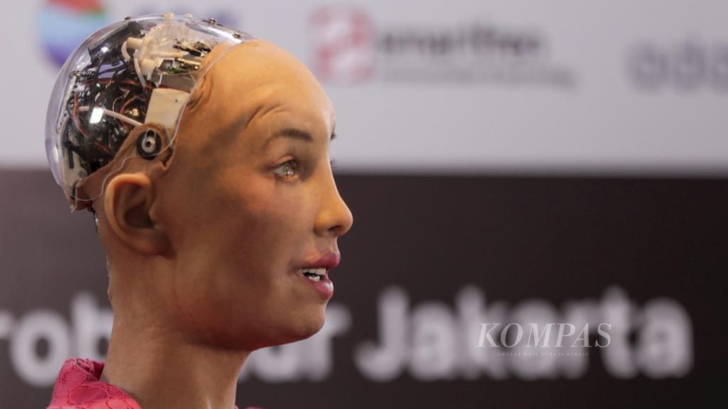 Sophia, robot yang didukung dengan teknologi kecerdasan buatan (AI) yang diaktifkan pada 2016 dan diciptakan oleh perusahaan Hanson Robotics yang berbasis di Hong Kong, saat melakukan wawancara khusus dengan media pada CSIS Global DIalogue 2019 di Jakarta, Senin (16/9/2019). 