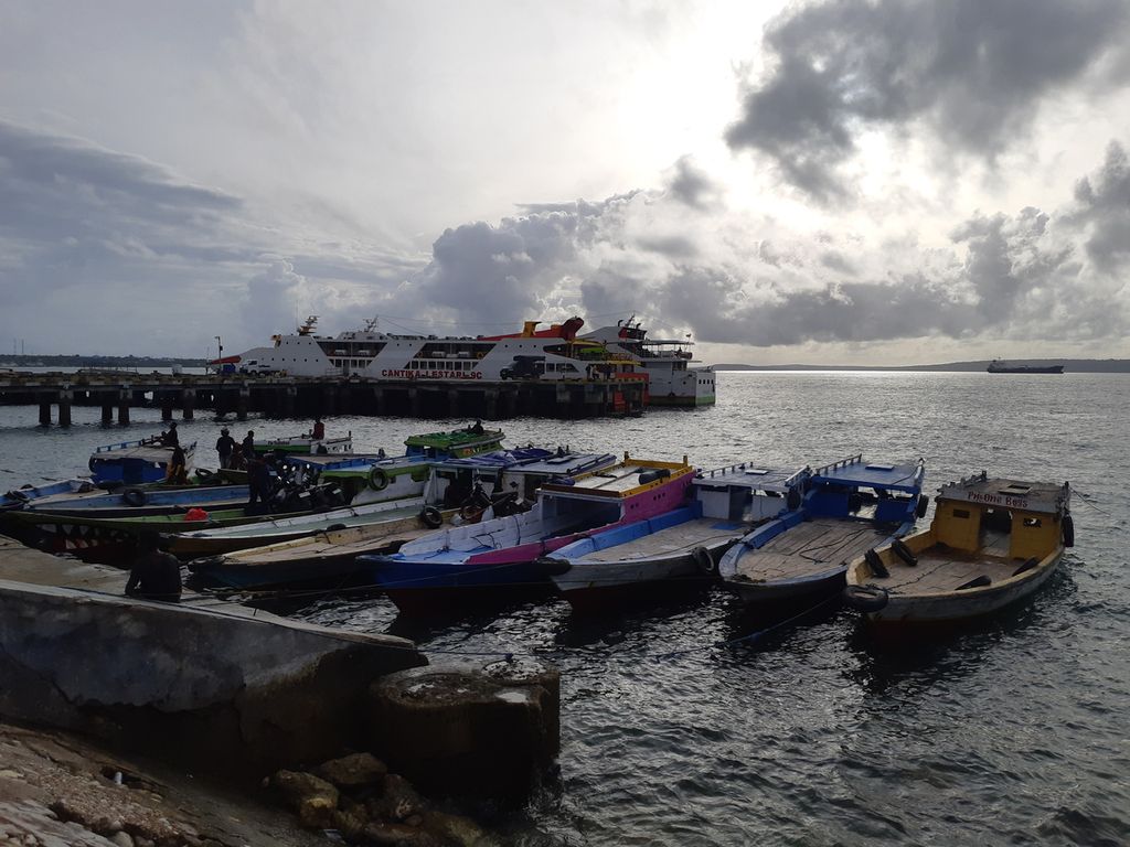 Perahu motor dengan tujuan Pulau Semau sandar di Pelabuhan Tenau, Kota Kupang, Nusa Tenggara Timur, Selasa (27/12/2022). Hampir semua wilayah perairan di NTT dilanda cuaca buruk. 