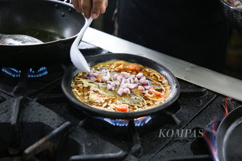Juru masak tengah mempersiapkan hidangan gami ikan bawis di Rumah Makan Anjungan Indah di Kota Bontang, Kalimantan Timur, Jumat (9/6/2023).