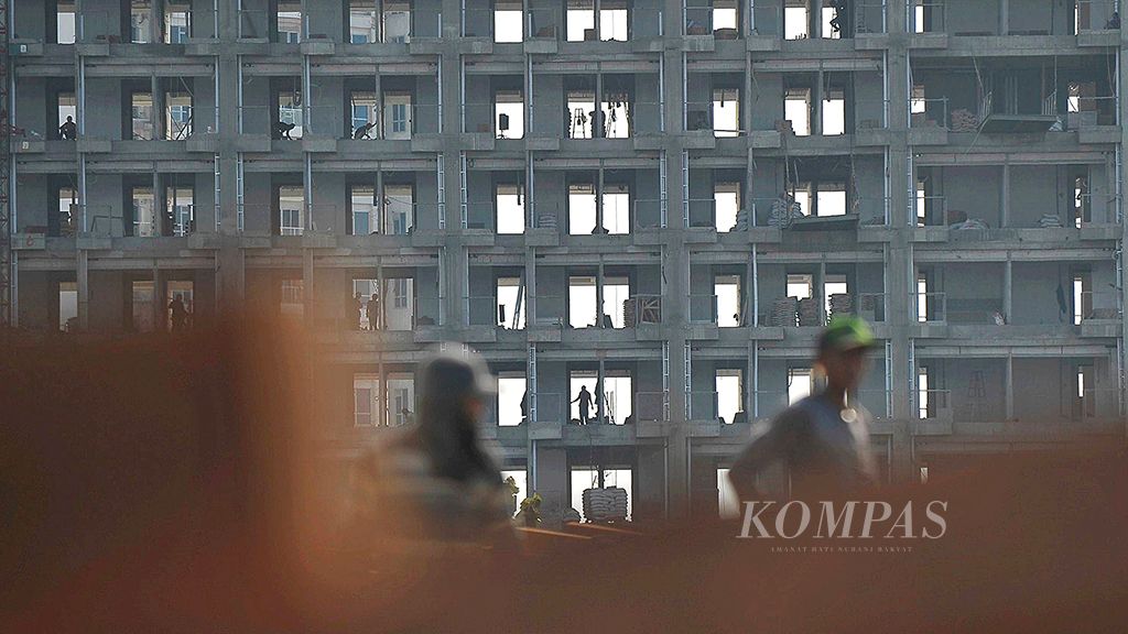 Proyek pembangunan apartemen di kawasan Jalan Lingkar Luar Barat, Jakarta Barat, Jumat (20/10). Hunian vertikal yang terintegrasi dengan akses transportasi terus dibangun dan dikembangkan, terutama di kota besar untuk memenuhi kebutuhan tempat tinggal.