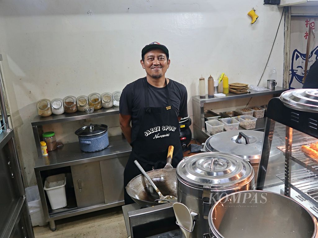 Pemilik dan tukang masak Warpopski, seniman Popo, berpose di dapur di area Tebet, Jakarta Selatan, Kamis (16/5/2024). Warpopski merupakan warung yang menyajikan masakan Indonesia<i> fusion</i> dengan menu andalan nasi siram. Warpopski berdiri sejak 2017.