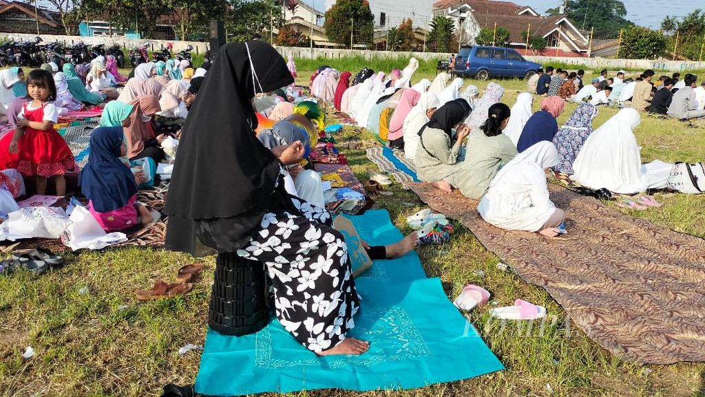 Seorang warga lanjut usia (lansia) mengikuti shalat Idul Fitri dengan duduk di atas kursi lipat di Lapangan Nambangan, Kota Magelang, Jumat (21/4/2023). Hal itu dilakukannya karena dirinya sudah kesulitan untuk menekuk lutut.
