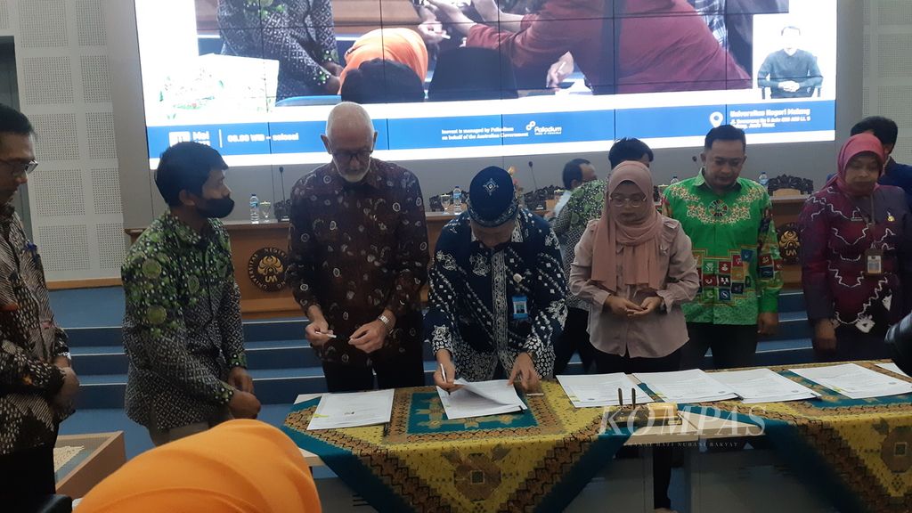 Sebuah penandatanganan MOU penyerahan buku sebagai panduan penyelenggaraan pendidikan inklusif, Kamis (11/5/2023), dari proram Inovasi kepada sekolah di Kota Malang.