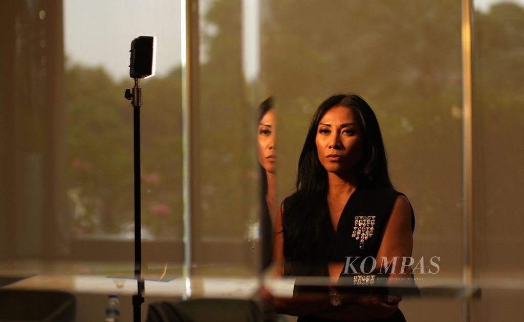 Anggun C Sasmi dalam sesi pemotretan setelah jumpa pers persiapan konsernya di Kementerian Pariwisata dan Ekonomi Kreatif, Jakarta, Senin (22/7/2024). Anggun akan menggelar konser tunggal bertajuk #enchantingANGGUN di Jakarta Convention Center Plenary Hall, Jakarta, 28 Juli 2024.