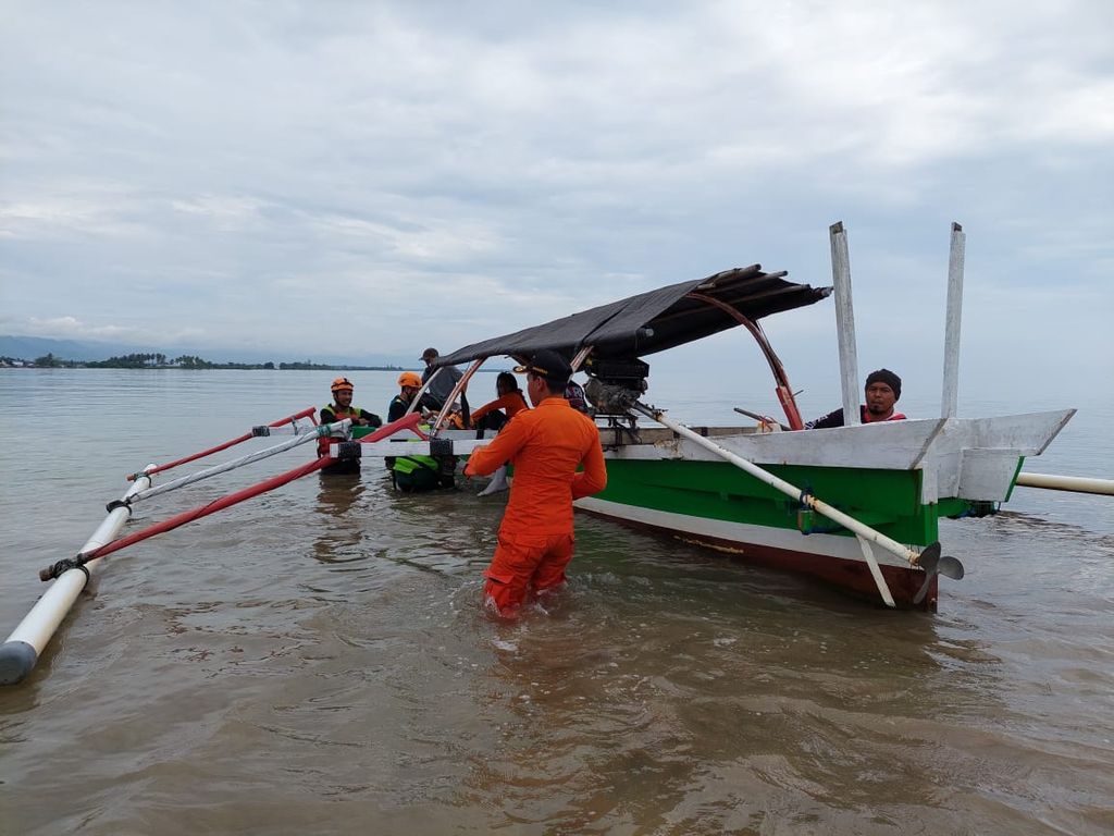 Tim pencarian bersiap menggunakan perahu untuk mencari empat korban hilang karena banjir di Desa Torue, Kecamatan Torue, Kabupaten Parigi Moutong, Sulteng, Sabtu (30/7/2022).