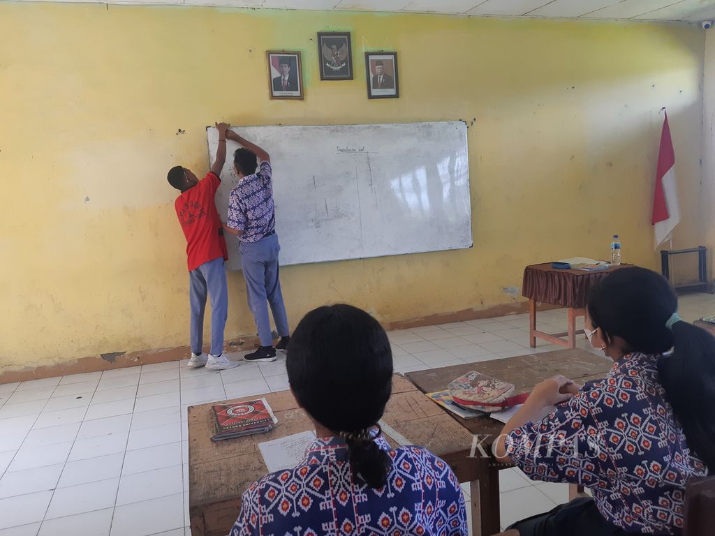 Siswa memperbaiki papan tulis di SMA Negeri 1 Kupang Timur, Kabupaten Kupang, Nusa Tenggara Timur, pada Rabu (23/11/2022).