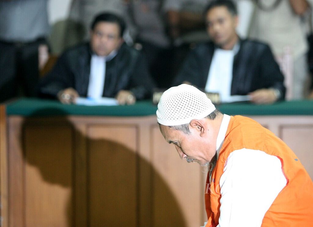 Terdakwa kasus kekerasan seksual dan mutilasi, Baekuni alias Babeh, tertunduk saat menyimak pembacaan vonis di Pengadilan Negeri Jakarta Timur, Rabu (6/10/2010). Majelis hakim menyatakan, Babeh bersalah melakukan pembunuhan berencana dan kekerasan seksual terhadap empat korbannya dan menjatuhkan vonis penjara seumur hidup.