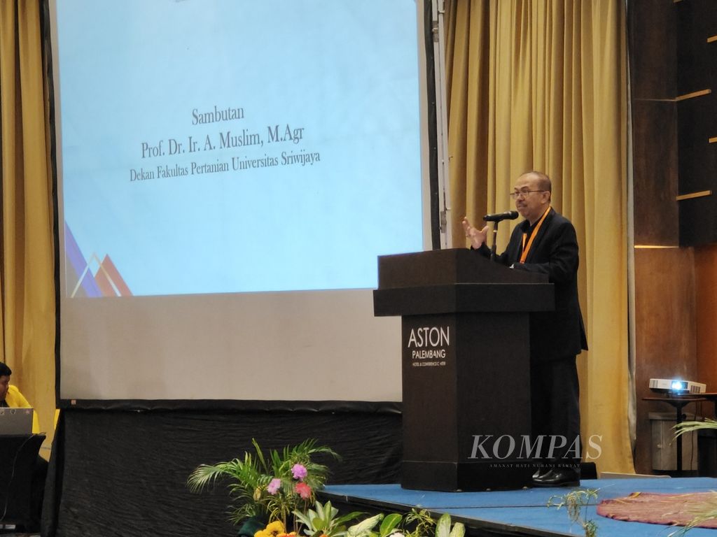 Dekan Fakultas Pertanian Universitas Sriwijaya Ahmad Muslim dalam seminar bertema ”Hilirisasi Minyak Sawit menjadi Produk Oleopangan, Oleokimia dan Biofuel: Peluang dan Tantangan” yang diselenggarakan IPB University dan Universitas Sriwijaya di Palembang, Sumatera Selatan, Selasa (25/6/2024).