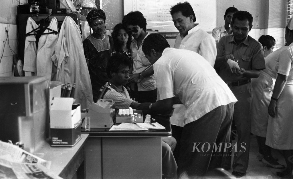 Seorang calon TKI ke Arab Saudi, Jumat (4/4/1986) diambil darahnya di Laboratorium Hematologi RSCM untuk selanjutnya diperiksa apakah ia bebas AIDS. Ratusan calon TKI memeriksakan darah untuk memperoleh keterangan bebas AIDS untuk bekerja di Arab Saudi.