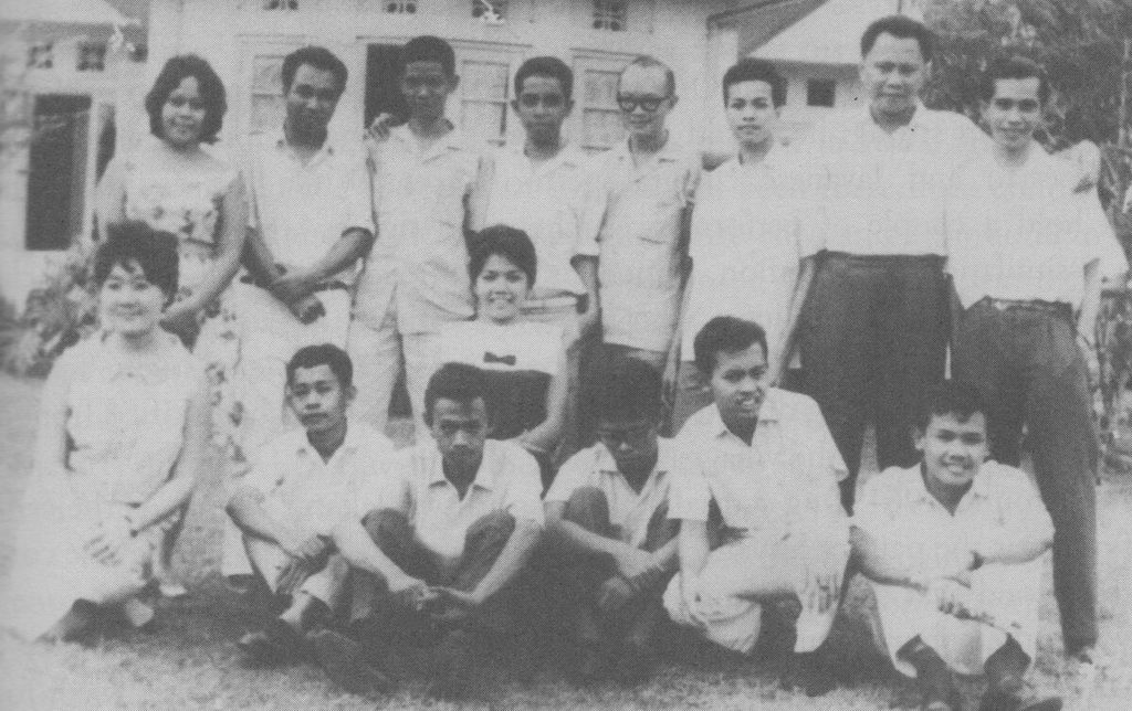 Foto Onghokham bersama rekan-rekan di FSUI 1961 (hlm 117, sumber koleksi John Maxwell) 