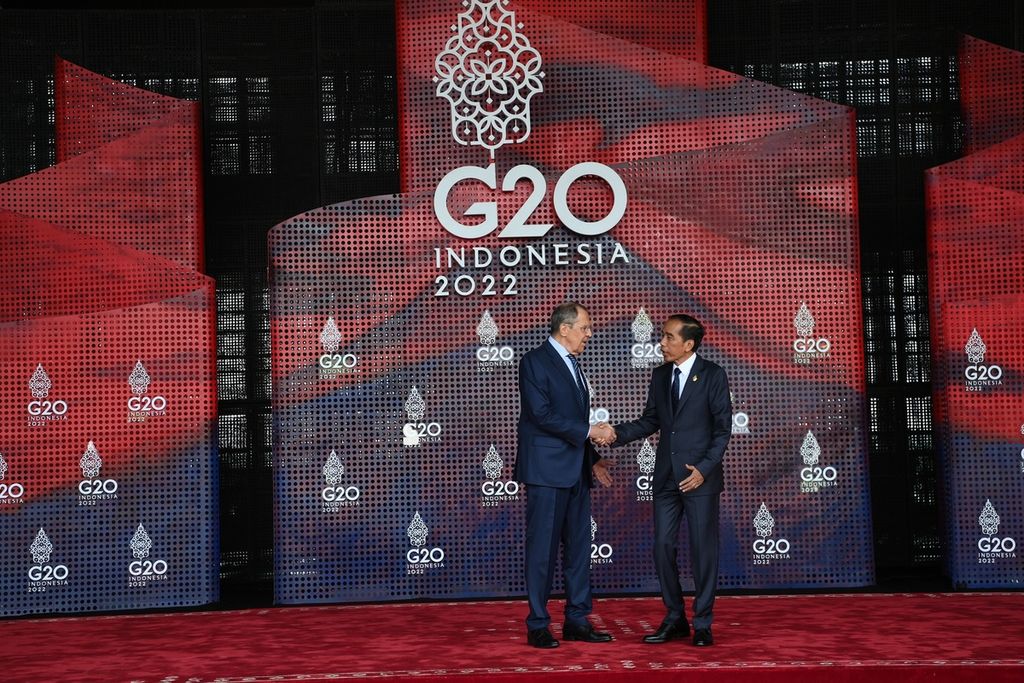 Presiden Joko Widodo (kanan) menyambut kedatangan Menteri Luar Negeri Rusia Sergey Lavrov di lokasi KTT G20 Indonesia, Nusa Dua, Bali, Selasa (15/11/2022). 