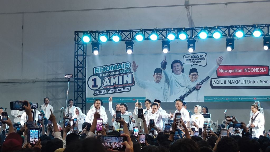 Musisi dangdut terkemuka, Rhoma Irama, saat menyatakan dukungannya kepada pasangan calon nomor urut 1, Anies Baswedan dan Muhaimin Iskandar, seusai agenda Desak Anies x Slepet Imin di JIExpo Kemayoran, Jakarta, Senin (29/1/2024).