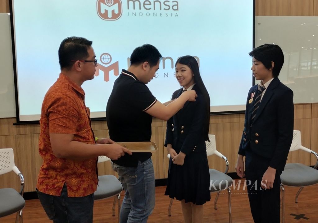 Chairman Mensa Indonesia Satriadi Guanwan menyematkan pin Friends of Mensa kepada Mischka dan Devon, di Jakarta, Selasa (22/8/2023). Keduanya merupakan anak muda yang meraih lebih dari 100 medali di kompetisi Olimpiade Matematika dan Sains. 