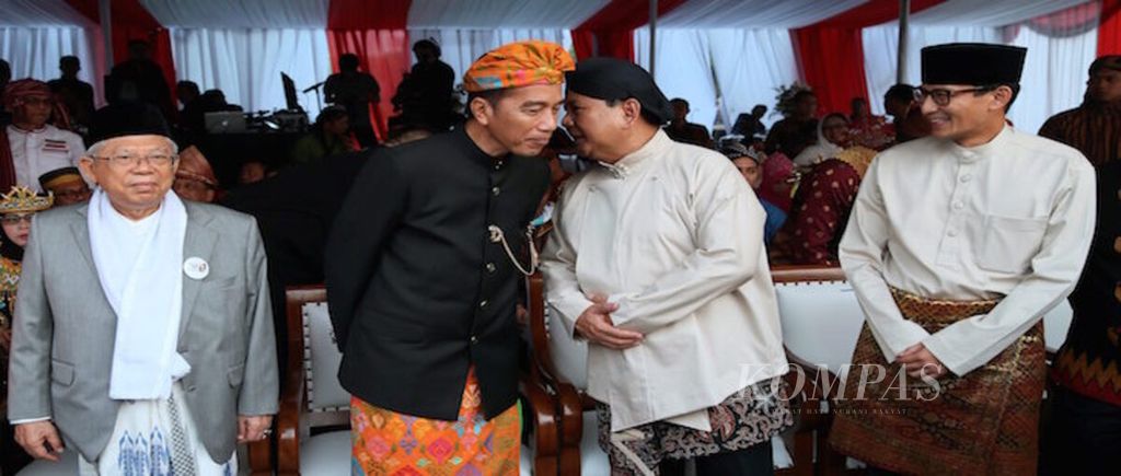 Dua pasangan calon presiden dan wakil presiden di Pemilu 2019, Joko Widodo-Maruf Amin dan Prabowo Subianto-Sandiaga Uno, sebelum acara Deklarasi Kampanye Damai Pemilu Serentak 2019 di Lapangan Monumen Nasional, Jakarta, Minggu (23/9/2018).