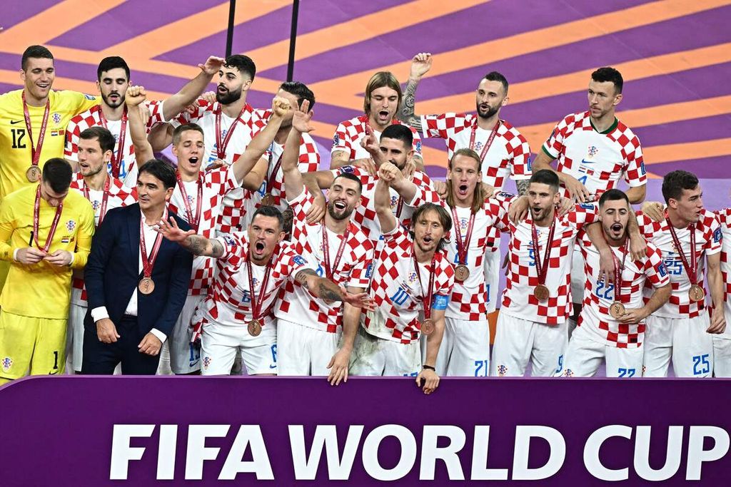 Para pemain Kroasia merayakan capaian meraih peringkat ketiga seusai mengalahkan Maroko, 2-1, pada laga di Stadion Internasional Khalifa, Doha, Qatar, pada laga yang berakhir, Minggu (18/12/2022) dini hari WIB. Laga itu menjadi perpisahan untuk kapten Kroasia, Luka Modric.