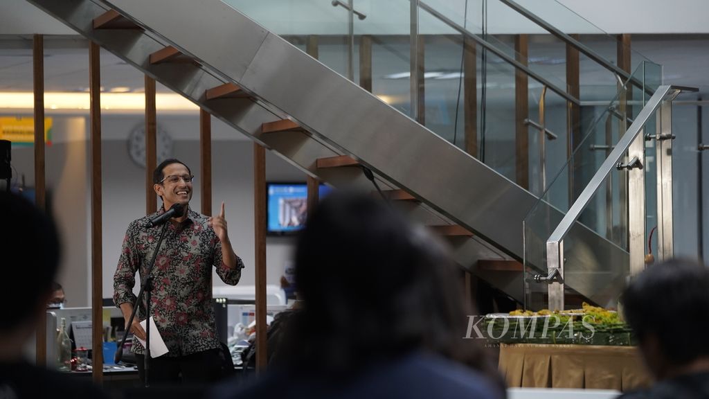 Menteri Pendidikan, Kebudayaan, Riset, dan Teknologi Nadiem Anwar Makarim memberikan sambutan dalam HUT Ke-6 Kompas.id di Menara Kompas, Jakarta, 8 Maret 2023. 