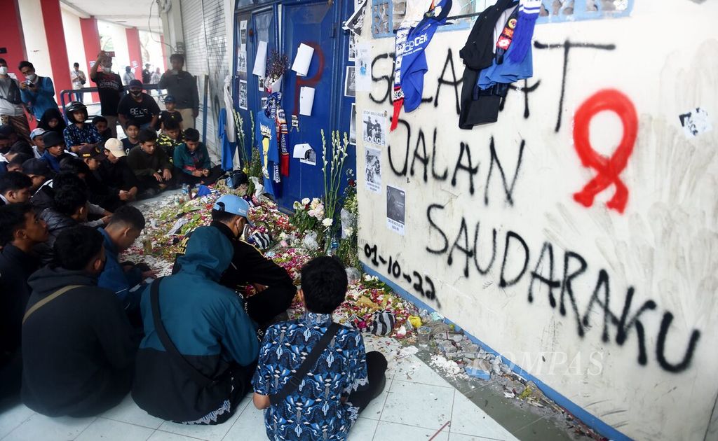 Pelajar berdoa untuk teman mereka yang menjadi korban bersamaan dengan kunjungan Presiden Joko Widodo ke Stadion Kanjuruhan, Kabupaten Malang, Rabu (5/10/2022).