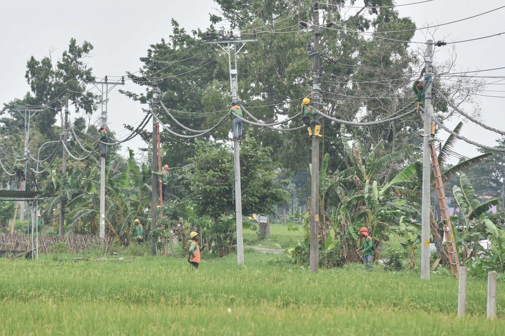 Petugas PLN menyelesaikan pemasangan saluran kabel udara tegangan menengah (SKUTM) di Desa Bangak, Banyudono, Boyolali, Jawa Tengah, Minggu (29/12/2019). Pada triwulan III-2019, PLN Jawa Tengah dan DI Yogyakarta berhasil meningkatkan pertumbuhan kWh sebesar 5,14 persen. 