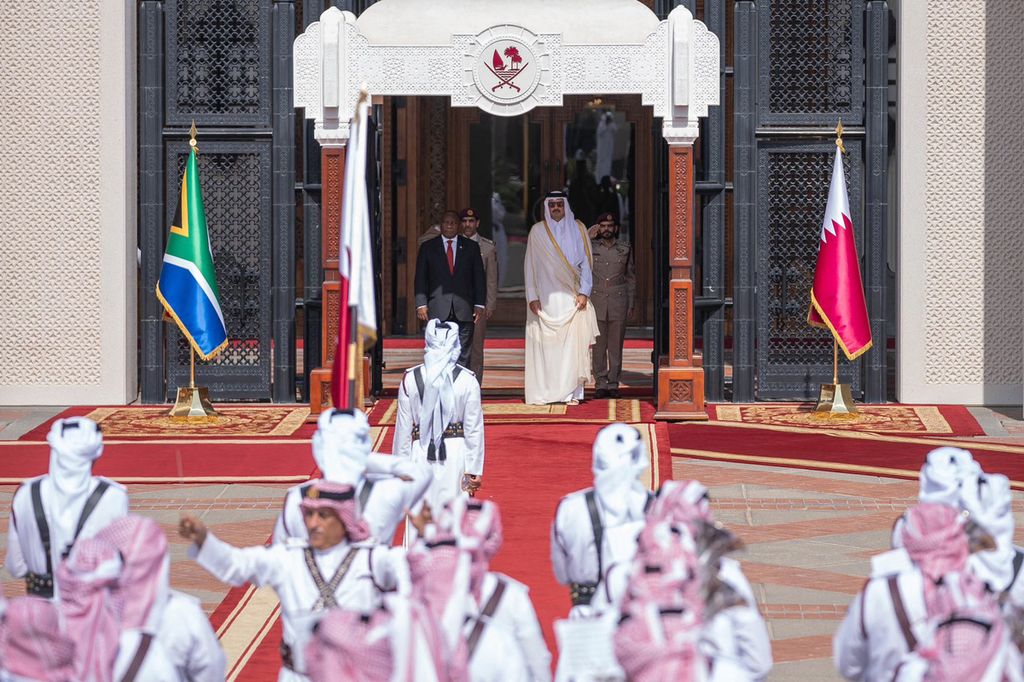 Foto yang dirilis Kantor Emir Qatar pada 15 November 2023 ini memperlihatkan Emir Qatar Sheikh Tamim bin Hamad al-Thani (atas, kanan) saat menerima kunjungan Presiden Afrika Selatan Cyril Ramaphosa (atas, kiri) di Doha, Qatar. 