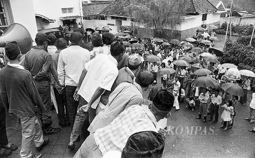  Seusai upacara pelepasan, Selasa (20/12/1977) pagi, para tahanan G30S PKI yang dibebaskan melongok ke bawah dari serambi atas untuk mencari para penjemput dan sebaliknya.