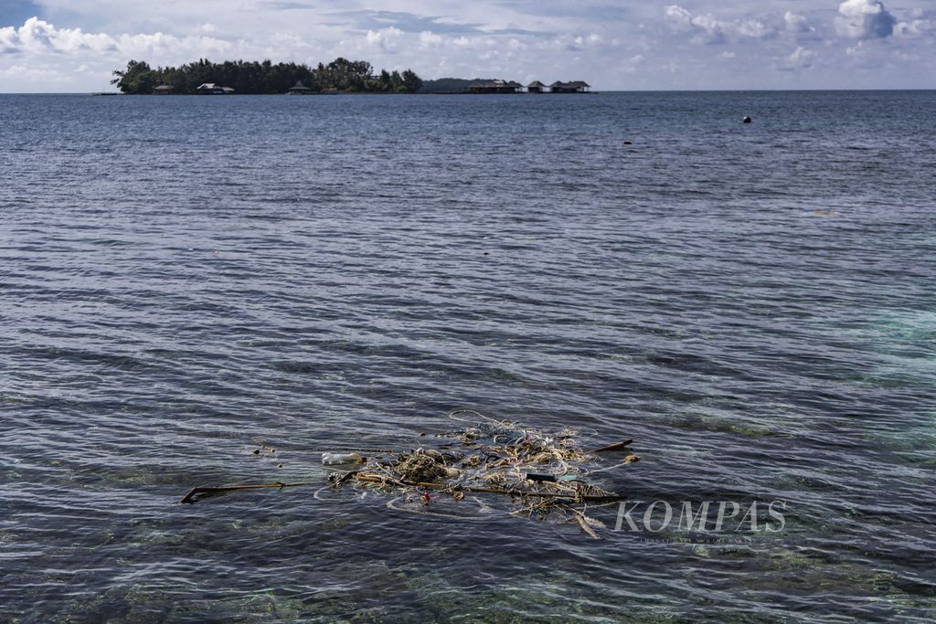 Kumpulan sampah di dekat Pulau Cilik, Kepulauan Karimunjawa, Kabupaten Jepara, Jawa Tengah, Minggu (12/6/2022). Sampah masih menjadi ancaman bagi kelestarian berbagai satwa dilindungi di laut, seperti penyu sisik.