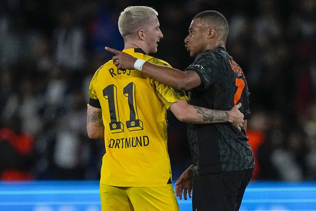 Pemain Dortmund, Marco Reus (kiri), memberikan selamat kepada Kylian Mbappe dari PSG seusai pertandingan sepak bola Grup F Liga Champions antara Paris Saint-Germain dan Borussia Dortmund di Stadion Parc des Princes di Paris, Perancis, Selasa (19/9/2023). 