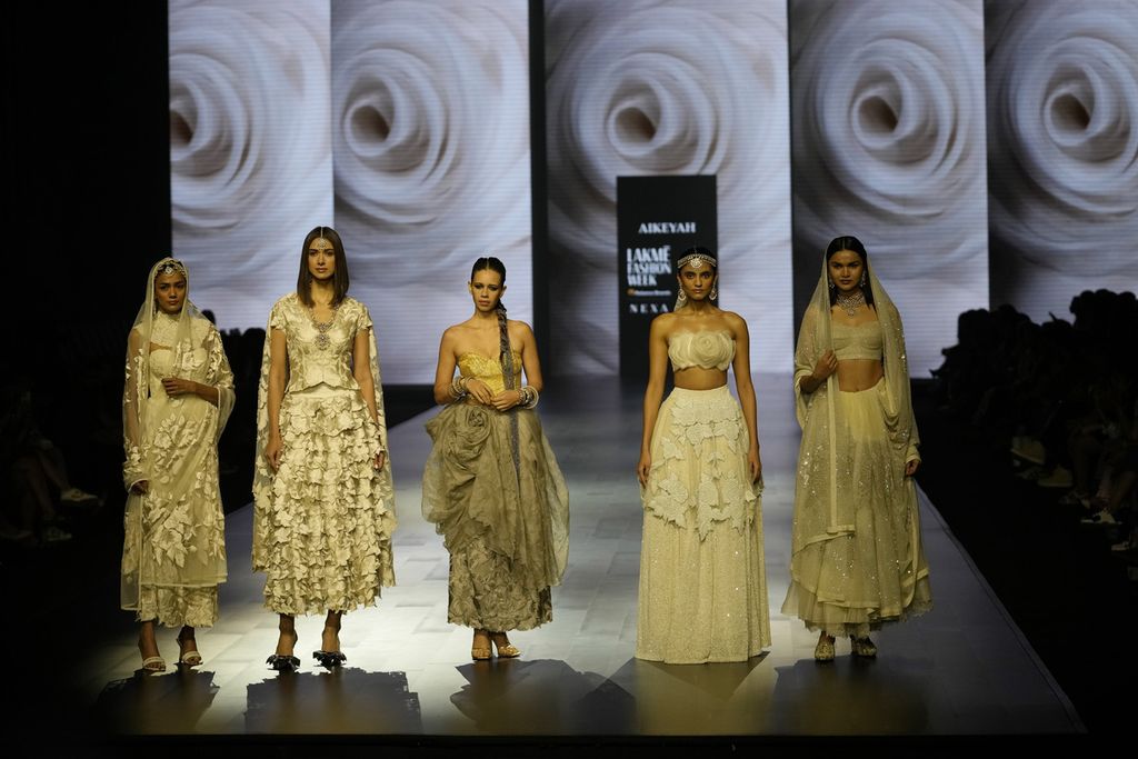 A number of models demonstrate clothing designed by Isha Dhaingra in Mumbai, India, Friday (15/3/2024).