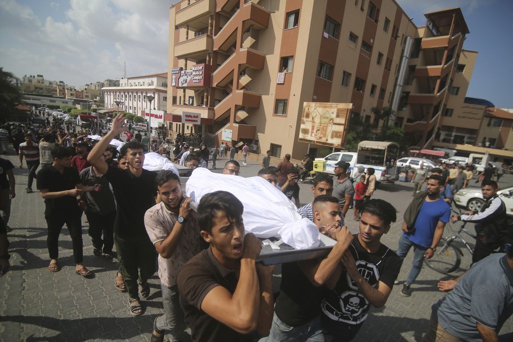 Warga Palestina membawa jenazah keluarga Abu Rayash yang tewas dalam penembakan Israel saat pemakaman mereka di Rafah, Jalur Gaza, pada 12 Oktober 2023.