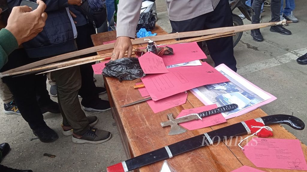 Polisi menemukan bahan peledak dan senjata tajam yang dibawa sejumlah orang yang mengikuti aksi unjuk rasa mendukung Gubernur Papua Lukas Enembe di Jayapura pada Selasa (20/9/2022).