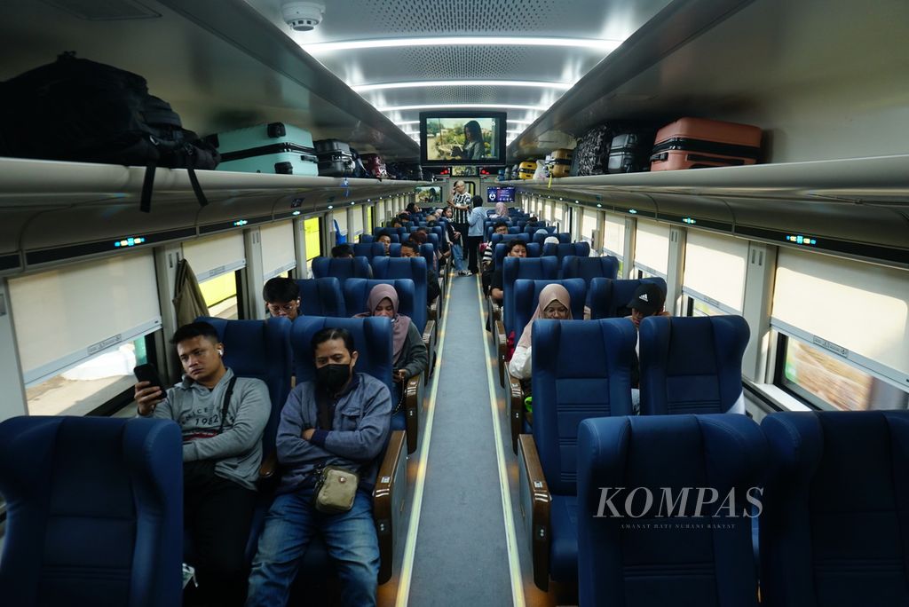 Penumpang duduk di gerbong Eksekutif Kereta Api Argo Dwipangga di Stasiun Gambir, Jakarta Pusat, Rabu (27/12/2023). Sejak 13 Desember 2023, kereta api tersebut memakai tujuh gerbong kelas Eksekutif New Generation buatan PT INKA yang masing-masing berkapasitas 50 penumpang.